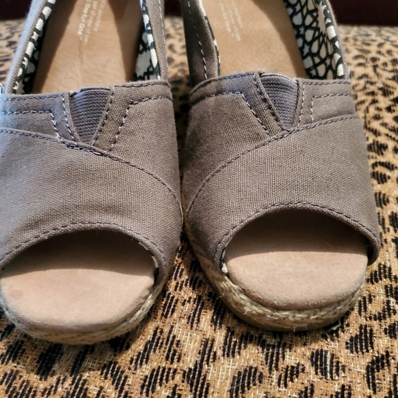 New TOMS Gray Olive Canvas Peep Toe - Picture 2 of 5